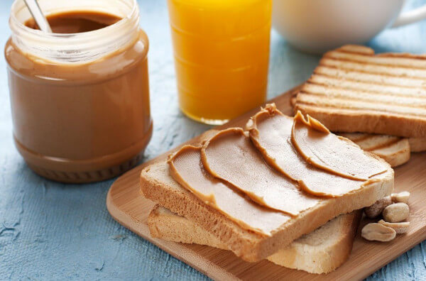 Тост з арахісовою пастою Тост з арахісовою пастою